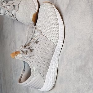 NB  WCRUZKG2 WOMAN'S SHOES SIZE 7